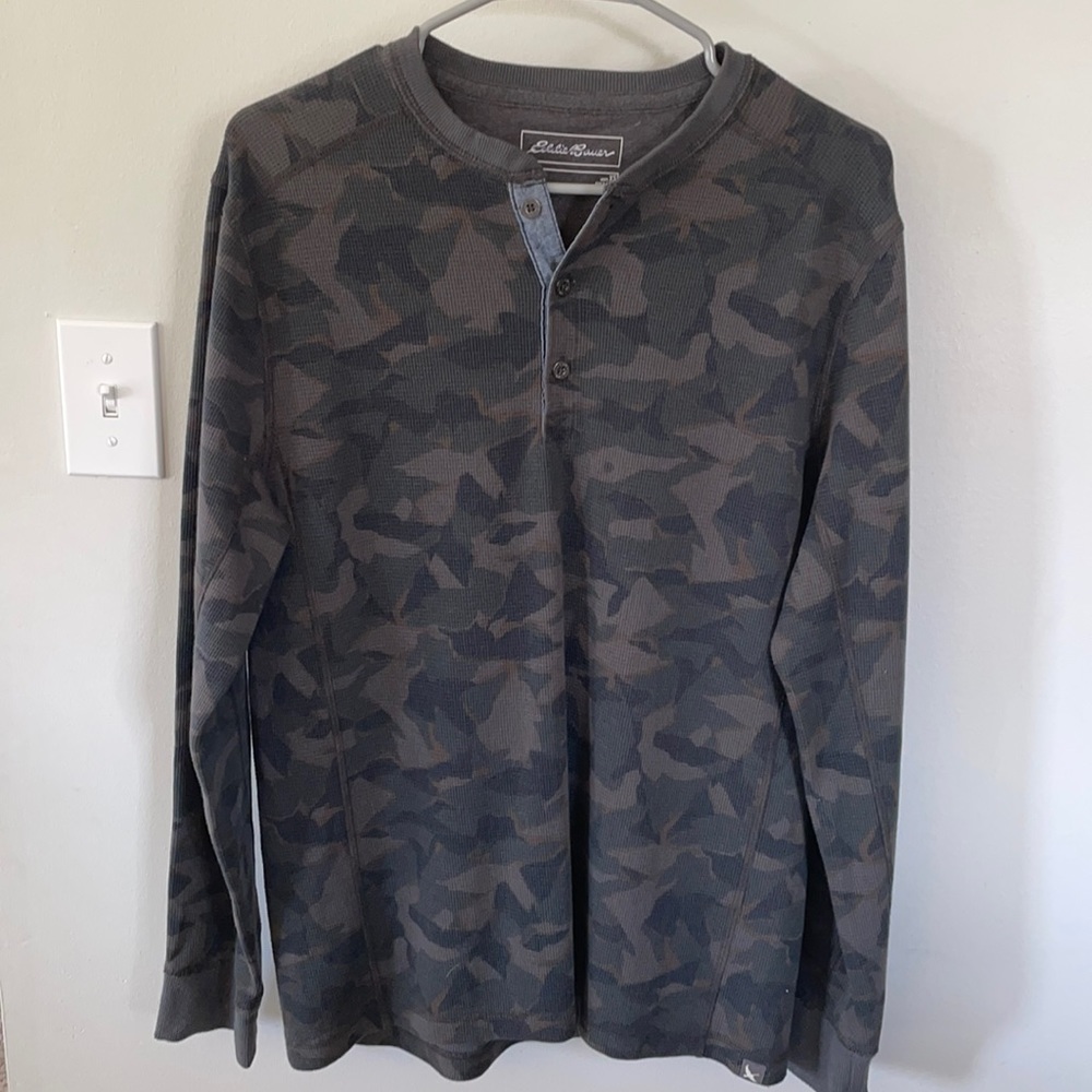 Men’s XS camo Henley